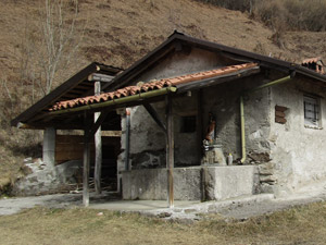 Il lato del rifugio con la fontana