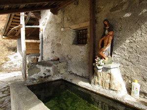 Fontana con vasca e scultura