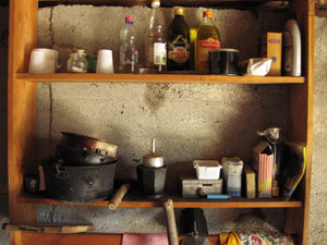 Interno del bivacco - mensole