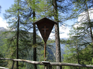 Il crocefisso accanto al rifugio