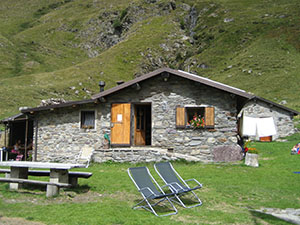 Lasciamo a sinistra il Rifugio Casera Vecchia di Varrone