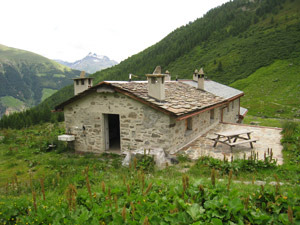 Il locale bivacco sul retro del rifugio