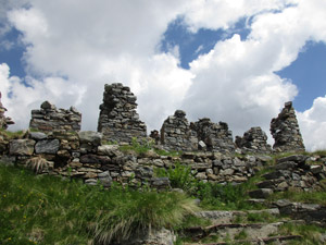Ruderi dellospedale militare a monte del bivacco