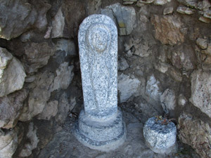 Madonnina di pietra accanto al bivacco
