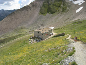 Il Rifugio Cassana salendo al Passo