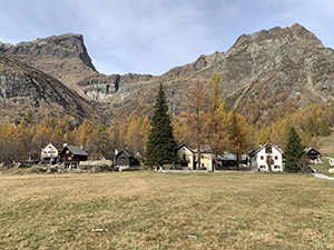 La Localit Cantone. Alla sinistra il Rifugio Castiglioni