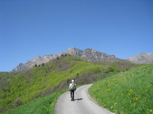 Camminando tra i prati a Bruga