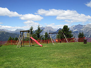 Giochi per i bimbi accanto al rifugio