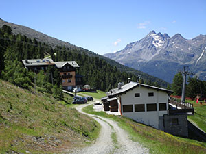 Chalet dei Rododendri, Chalet La Rocca e il Redasco sullo sfondo