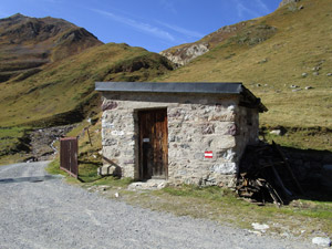 Passiamo accanto al Bivacco Baitl da li Cheśira Vglia