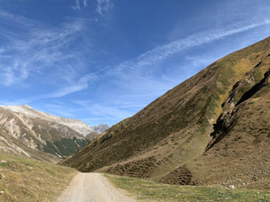 sulla sterrata di fondo valle