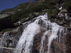 Una cascata lungo la stradina attorno al lago