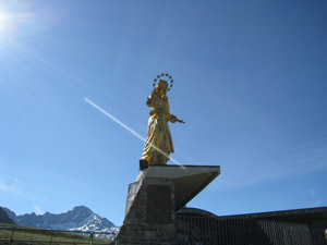 2° itin. - La grande statua dorata realizzata dallo scultore Egidio Casagrande