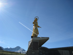 2 itin. - La grande statua dorata realizzata dallo scultore Egidio Casagrande