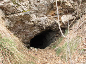 La prima grotta risalente alla Grande Guerra vista dallˈesterno