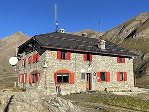 Passiamo accanto al Rifugio Citt di Busto