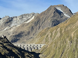 La diga del Lago dei Sabbioni