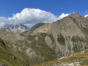 Oltre la valle vediamo il Passo del Gries