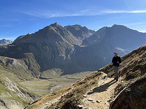 Tratto di sentiero; in basso si vede la piana di Bettelmatt