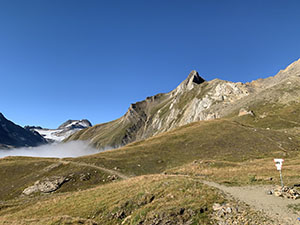 Bivio: alla sinistra discesa alla diga del Lago Sabbioni mentre alla destra salita alpinistica al Rifugio 3A
