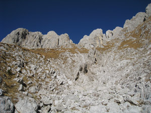 Un canale di roccia da attraversare