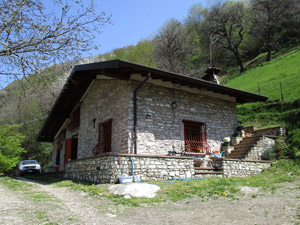 La Cascina Faito. Accanto alla casa cˈ una fontanella