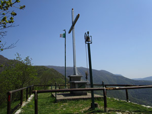 La Croce degli Alpini, la bandiera e la campanella sul M. Verdura