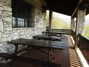 La balconata con tavoli e panche