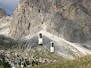 La bidonvia che sale alla Forcella del Sassolungo