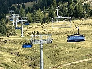 Transitiamo sotto alla seggiovia "Citt dei Sassi"