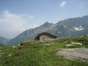 Il retro del rifugio e dintorni