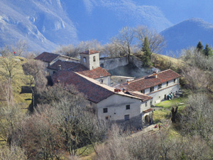 Il Rifugio e il Santuaro delle Conche visti dallˈomonimo monte