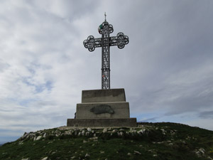 La croce sulla vetta del Cornizzolo