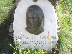 La madonnina accanto al Rifugio Consoli
