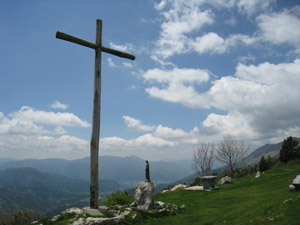 Croce e madonnina davanti alla baita