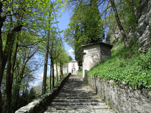 La scalinata verso il Santuario di S. Gerolamo