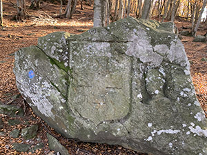 Croce scolpita su un masso a monte della capanna