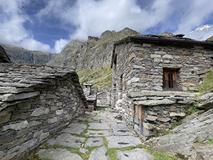 Un vicolo tra le case di pietra