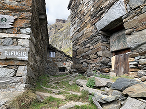 Seguendo i cartelli e le frecce che indicano il rifugio