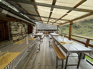 La terrazza del Rifugio Crespi Calderini