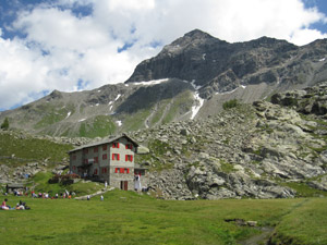 Il Pizzo Scalino alle spalle del rifugio
