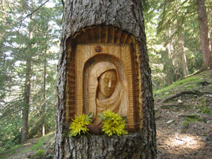 Madonnina scolpita in un tronco