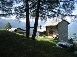 Altre due baite presso un tornante