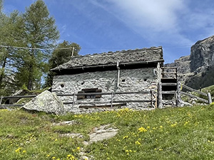 Con maggiore pendenza raggiungiamo questa baita