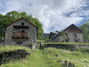 Passiamo tra due case