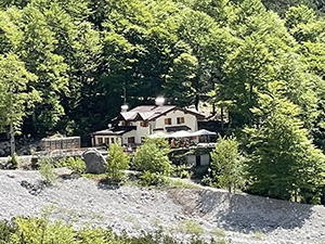 Il rifugio visto dall'altro versante della valle
