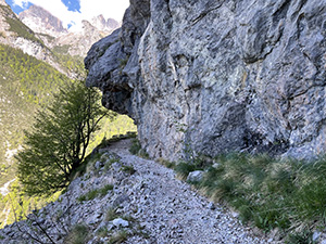Rocce sporgenti sopra al sentiero