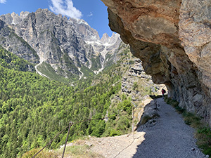 Un tratto del sentiero 340 sotto alle rocce