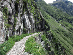 Inizia il tratto assicurato da una fune attaccata alla roccia