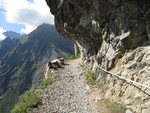 Il percorso  scavato nella roccia